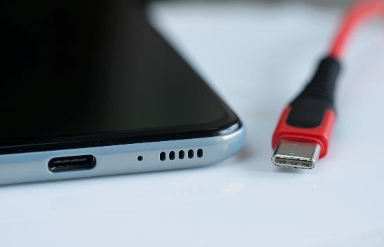 Porty USB-C we wszystkich urządzeniach mobilnych – korzyści dla konsumentów i producentów